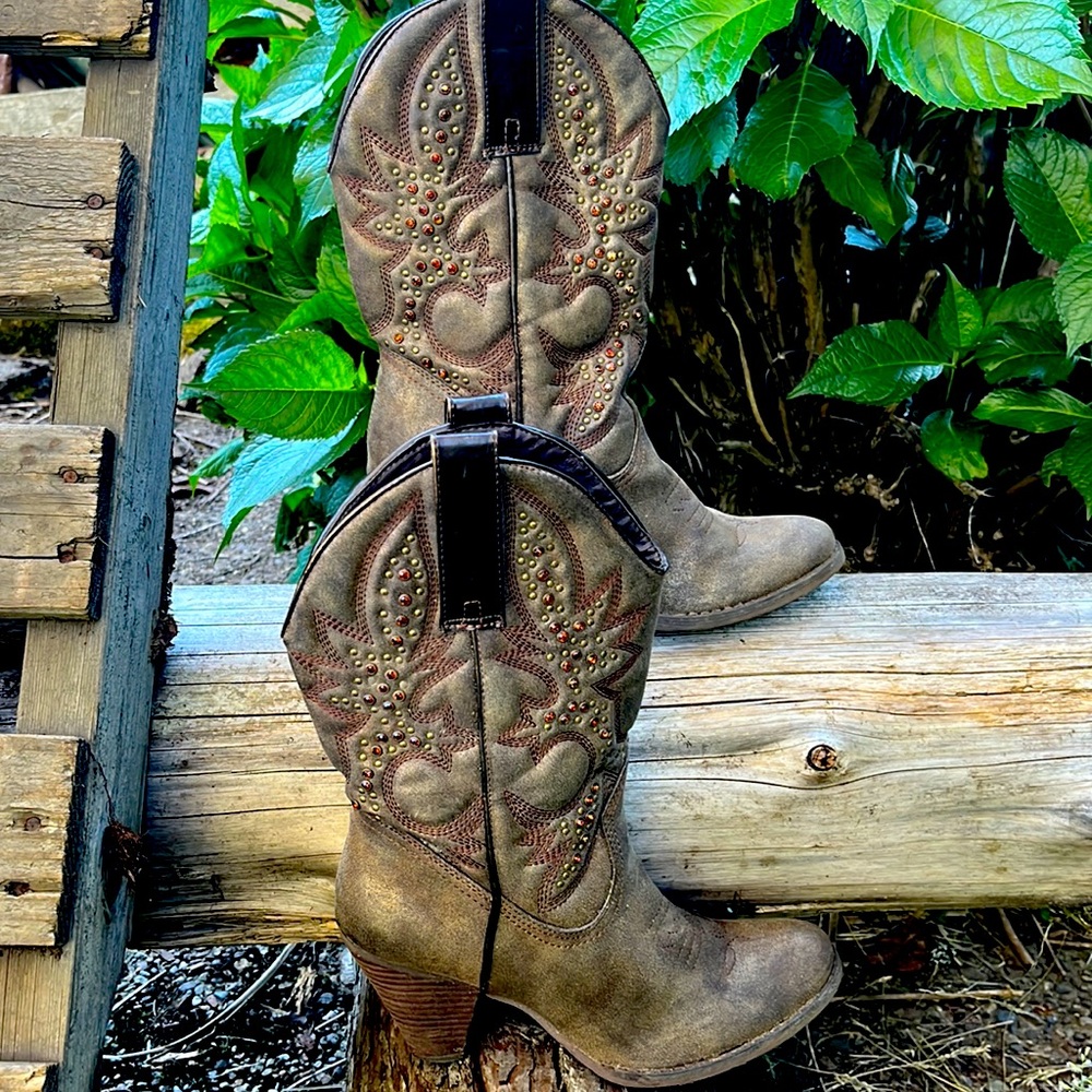 SOLD ✔️ Cowgirl Boots